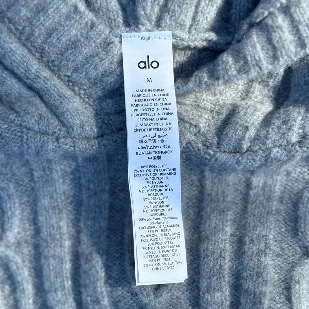 NWT ALO Yoga "Cable Knit Winter Bliss" cropped hoodie - size M - Picture 2 of 6